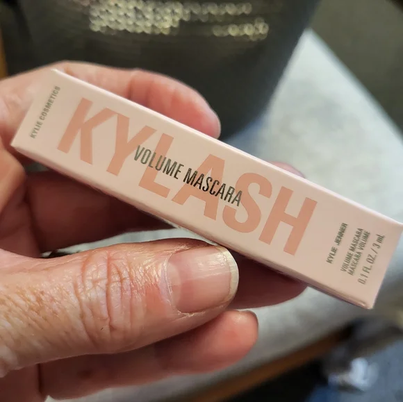 Mascara - Picture 3 of 3